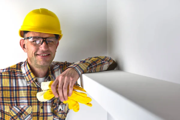 Sarı bir kask içinde yakışıklı adam