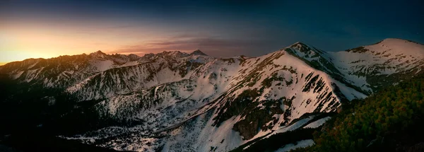 Панорамный вид с пика Гивонт на пик Копа Кондрацка . — стоковое фото