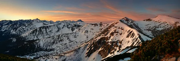 Panoramiczny widok ze szczytu Giewontu szczyt Kopa Kondrackiej. — Zdjęcie stockowe