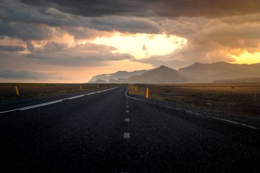 Boş yol ve doğal doğası ile tipik İzlanda manzara. 