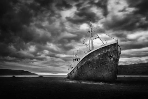Nave abbandonata desolata arrugginita di colore bianco e nero — Foto Stock