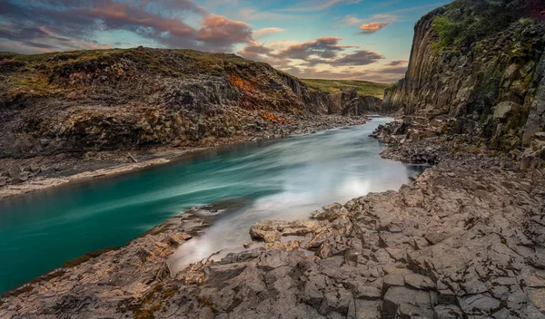 Vacker basaltkanjon Studlagil vid solnedgången — Stockfoto