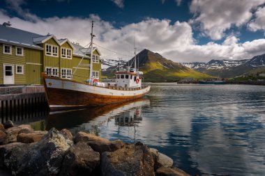 Tahta İzlanda balıkçı teknesi körfezde