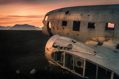 İzlanda 'da kara kumsalda uçak kazası.