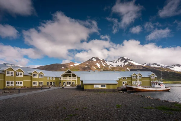 Τυπικό ισλανδικό ξύλινο αλιευτικό σκάφος στον κόλπο — Φωτογραφία Αρχείου