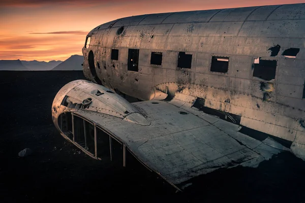 Épave d'avion sur une plage de sable noir en Islande — Photo