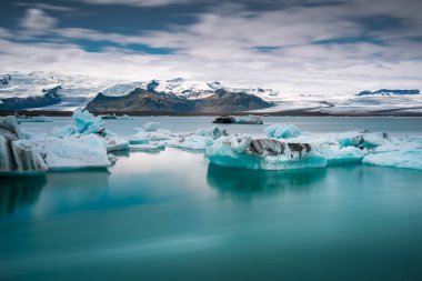 Jokulsarlon Buzul Gölü 'ndeki buzdağları eritiyorum. İzlanda
