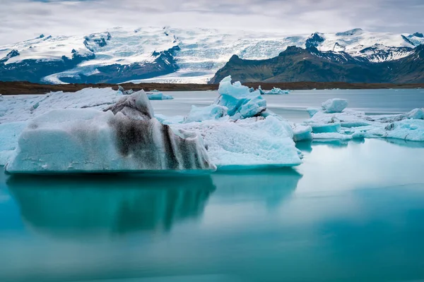 Os icebergues flutuam na lagoa do glaciar Jokulsarlon. Islândia — Fotografia de Stock