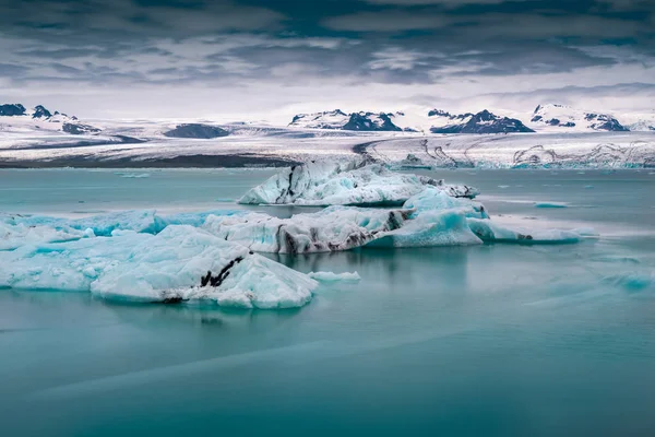 Lebegő jéghegyek a Jokulsarlon gleccser lagúnában. Izland — Stock Fotó