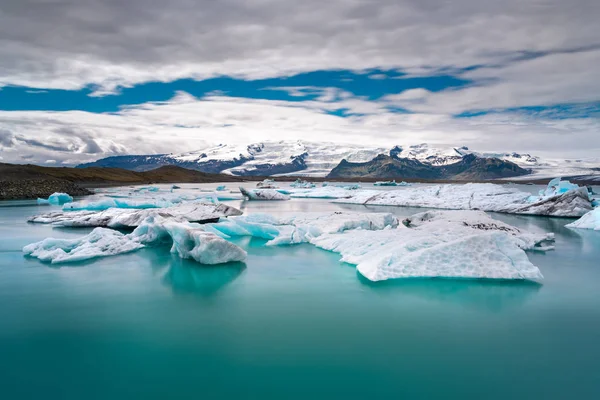 Úszó jéghegyek, jokulsarlon gleccser lagúna. — Stock Fotó