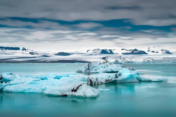 Buzdağları Jokulsarlon buzulu gölünde yüzer. — Stok fotoğraf