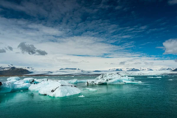 Lebegő jéghegyek a Jokulsarlon gleccser lagúnában. Izland — Stock Fotó