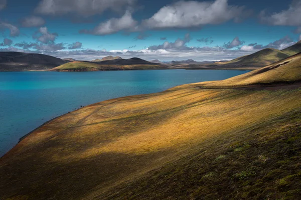 Landmannalaugharエリア近くの湖への美しい景色. — ストック写真