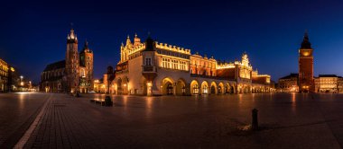 Kumaş Salonu Sukiennice binası ve eski kasabanın ana meydanı geceleri Cracow 'un ana meydanında aydınlandı. Polonya Panoramik Görünümü