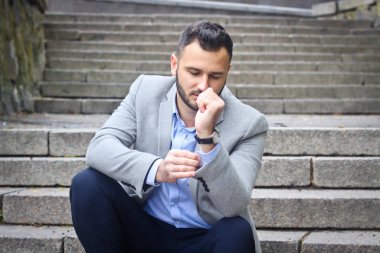 Eski bir Avrupa şatosunun büyük basamaklarında sakallı bir adamın portresi. Gelecekteki bir projeyi düşünen iş adamı. Şık elbiseli şık bir adam..