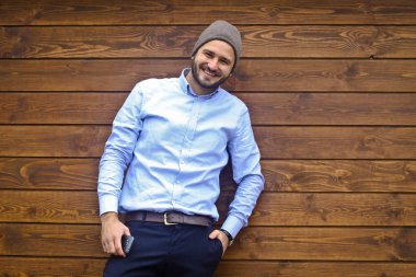 Ahşap bir arka planda gömlekli yakışıklı bir adamın portresi. Şık giyinmiş bir iş adamı. Tasarım için stok Fotoğrafı