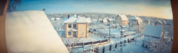 Όμορφο μικρό χωριό το χειμώνα. Το τοπίο της Πρωτοχρονιάς για το σχεδιασμό. Είδη που καλύπτονται από το χιόνι της τάιγκα της Σιβηρίας. — Φωτογραφία Αρχείου