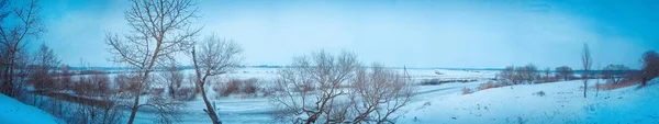 Gyönyörű téli táj panorámás folyó és a fák a b — Stock Fotó