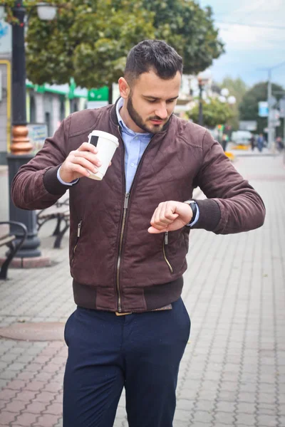 Hombre con chaqueta y traje en una calle europea con café en las manos. Hombre de negocios ropa de moda. Paisaje otoñal, retrato. foto de stock —  Fotos de Stock