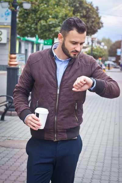 Hombre con chaqueta y traje en una calle europea con café en las manos. Hombre de negocios ropa de moda. Paisaje otoñal, retrato. foto de stock —  Fotos de Stock