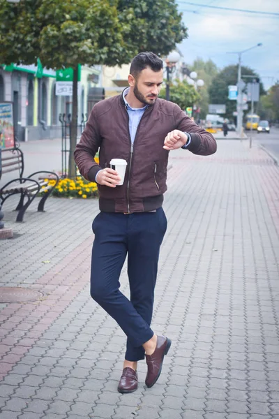 Чоловік у куртці і костюмі на європейській вулиці з кавою в руках. Бізнесмен моди одяг. Осінній пейзаж, портрет. фото — стокове фото