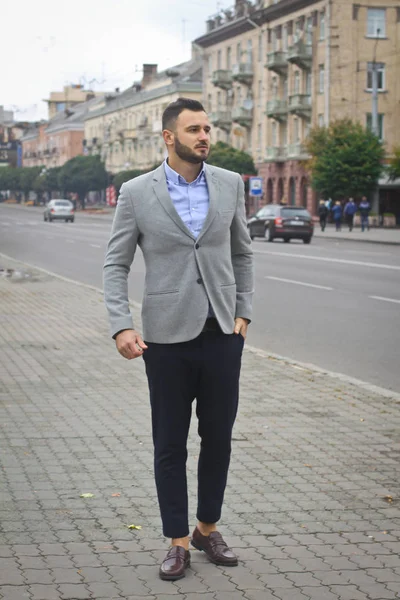 Portret van een zakenman op straat bij de weg van een Europese stad. Een bebaarde knappe man, stijlvol gekleed. Modieuze hipster voor mannen. Voorraadfoto 's — Stockfoto