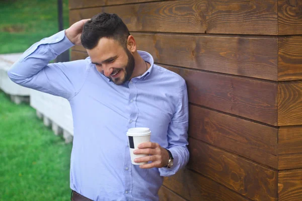 Retrato de un empresario, gerente sobre un fondo de pared de madera. Un hombre sexy barbudo con camisa. Fotos de stock —  Fotos de Stock