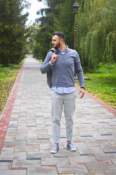 Joven chico sexy paseando por el otoño, parque de verano. hombre bebiendo café, té en la naturaleza. Campo europeo. Foto de stock para el diseño —  Fotos de Stock