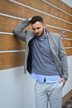 Ahşap bir arka planda gömlekli yakışıklı bir adamın portresi. İş adamı, şık giyinmiş patron. Tasarım için stok Fotoğrafı