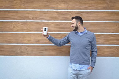 Ahşap bir arka planda gömlekli yakışıklı bir adamın portresi. İş adamı, şık giyinmiş patron. Tasarım için stok Fotoğrafı