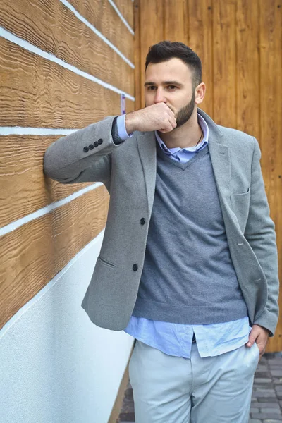 Retrato de un hombre guapo con una camisa sobre un fondo de pared de madera. Empresario, jefe con ropa elegante. Foto de stock para el diseño —  Fotos de Stock