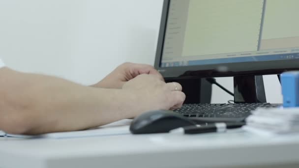 Primer plano de un hombre escribiendo en un teclado — Vídeos de Stock