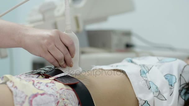 El médico realiza un examen de ultrasonido — Vídeo de stock