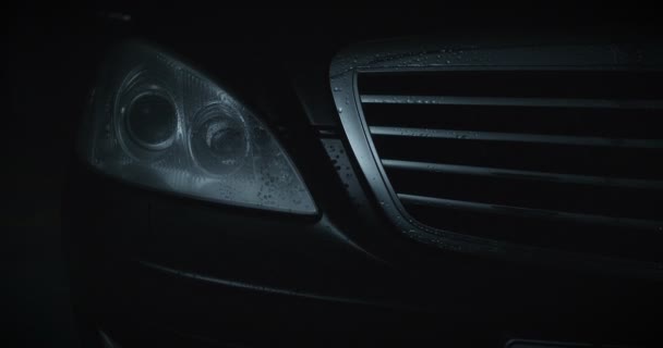 Левая фара черного автомобиля — стоковое видео
