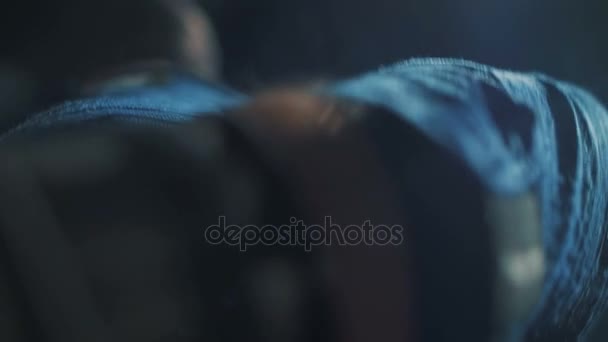 Detailní záběr boxer obtékání modré obvazy — Stock video