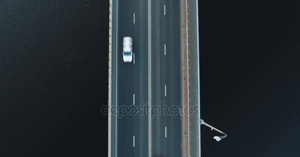 Pemandangan udara dari lalu lintas di jembatan — Stok Video