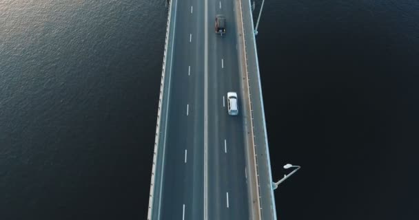 Vista aerea del traffico sul ponte — Video Stock