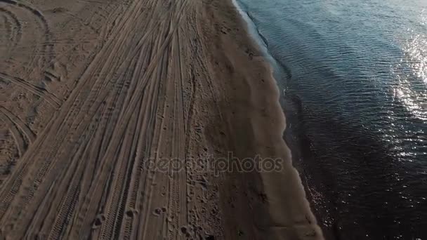 Onde del mare sulla spiaggia di sabbia — Video Stock