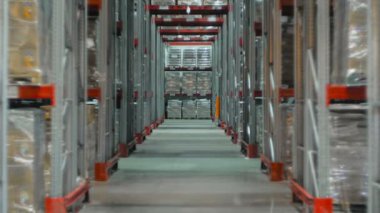 Karton kutu içinde bir depo raflarında kadar kamera Vinçler.