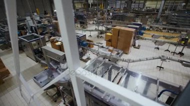 Fabrika. Suyu üretim. Konveyör