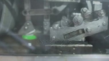 Fabrika. Suyu üretim. Şişe konveyör