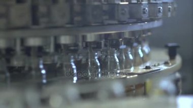 Fabrika. Suyu üretim. Şişe konveyör