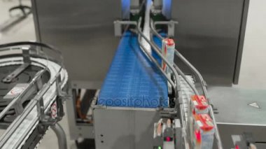 Fabrika. Suyu üretim. Konveyör