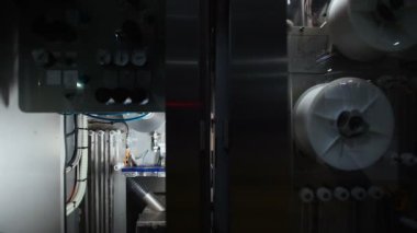 Fabrika. Suyu üretim. Şişe konveyör