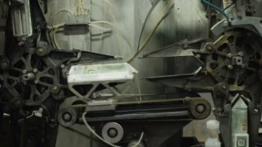 Fabrika. Suyu üretim. Konveyör