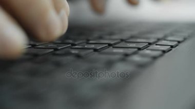 klavyede yazarak eller