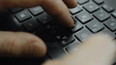 klavyede yazarak eller