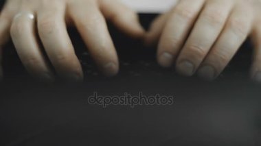 klavyede yazarak eller