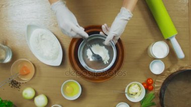 un elek ahşap masa üzerinde üzerinden eleme, sayfa görünümü