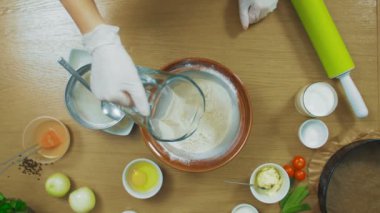 Kadın olun köfte çerez hamur cam kapta, üstten görünüm